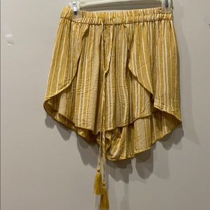 American Eagle Yellow flowy shorts